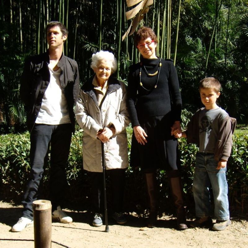Portrait de famille devant les bambous du domaine, photographie ancienne colorisée