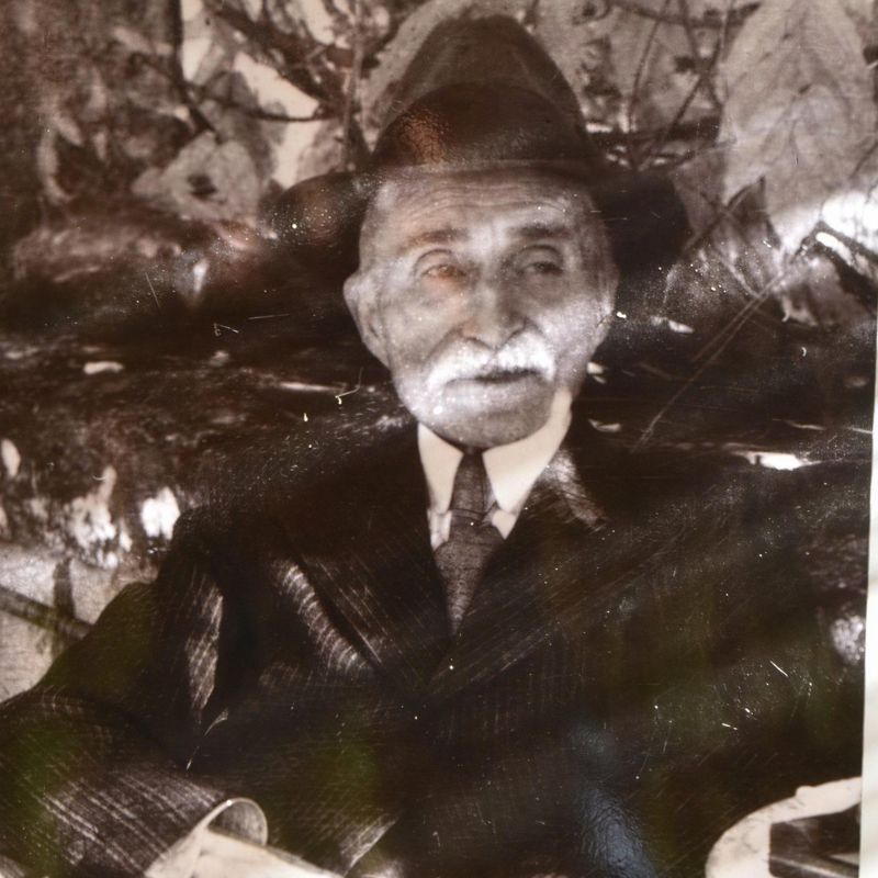 Portrait ancien en sépia d'un homme au chapeau — archives du domaine